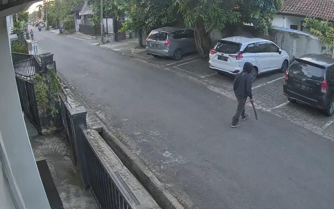 Ilustrasi CCTV permukiman: orang berjalan membawa senjata tajam